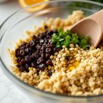 Ripieno con acciughe tritate, pangrattato, uvetta e pinoli.