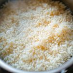 Riso lessato e raffreddato sotto acqua corrente.