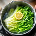 Foglie di cavolo verza sbollentate e raffreddate.