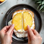 Ananas sciroppato posato sullo yogurt.