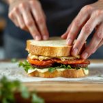 Panino chiuso con gli ingredienti ben compattati.