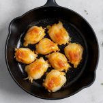 Seppie che dorano in casseruola con burro e aromi.