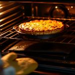 Sfincione dorato dopo la cottura in forno.