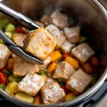 Vitello rosolato uniformemente in pentola.