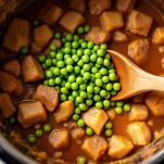 Piselli che cuociono con lo spezzatino.