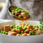 Spezzatino con piselli impiattato.