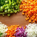 Verdure del soffritto tritate in piccoli pezzi.