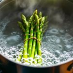Asparagi lessati e mantenuti compatti durante la cottura.