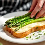 Asparagi sistemati sul pane dopo aver rimosso il gambo duro.