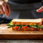 Panino agli asparagi completo e servito.