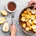 Uvetta ammollata e pere rosolate per il tajine.