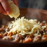 Cipolle cotte insieme all’agnello nel tajine.