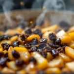 Uvetta e pere unite al tajine in cottura.