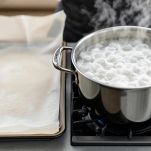 Teglia e acqua bollente predisposte per i taralli.