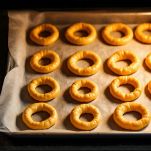 Taralli cotti in forno finché dorati e croccanti.