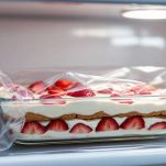 Tiramisù alle fragole pronto dopo il riposo in frigo.