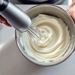 Ciotola di panna montata a neve ferma.