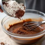 Ingredienti secchi setacciati sopra al composto.