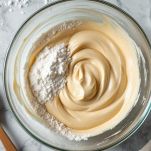 Polveri unite gradualmente al composto liquido.