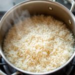 Riso cotto e scolato in una pentola.
