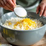 Riso mescolato con zucchero, liquori e scorza di limone.