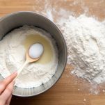 Farina unita al lievito sciolto nel latte.