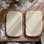 Due rettangoli di pasta stesi col mattarello.