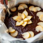 Pere disposte a raggiera sull’impasto.