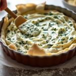 Ripieno di ricotta e spinaci distribuito sulla sfoglia.