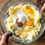 Impasto con spezie, tuorli e farina in ciotola.