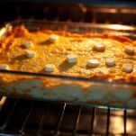 Tortino in cottura nel forno a 180 °C.