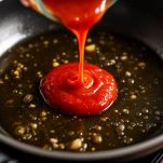 Aglio rosolato con passata di pomodoro.