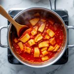 Trippa in cottura nel sugo di pomodoro.