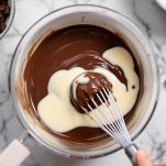 Ganache al cioccolato preparata in ciotola.