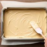 Impasto livellato su teglia foderata.