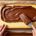 Biscuit srotolato farcito con Nutella.