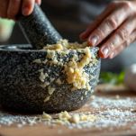 Yogurt greco mescolato ai cetrioli in ciotola.