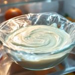 Tzatziki che riposa in frigorifero.