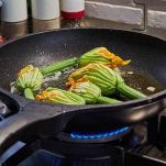fiori di zucca in padella con pangrattato