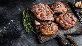 bistecche agnello su tagliere di legno
