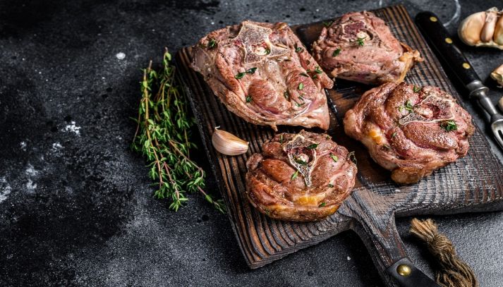 bistecche agnello su tagliere di legno
