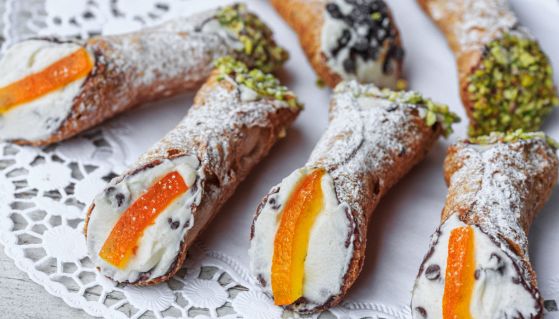 Cannoli siciliani con canditi, pistacchio e cioccolato