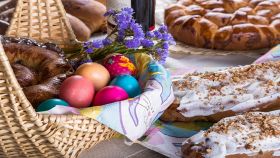 cestino di pasqua con uova sode e pizze rustiche