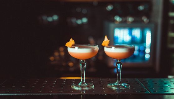 cocktail su un bancone del bar