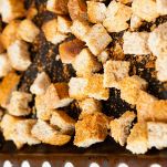 Crostini di pane nella teglia