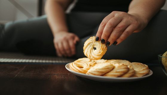 donna che mangia biscotti