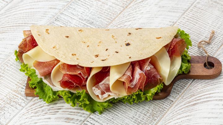 Invitante piadina romagnola farcita