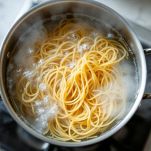 Vermicelli scolati e stesi su piano di marmo per raffreddare.