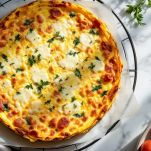 Frittata di vermicelli dorata servita su piatto da portata.