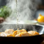 Involtini di pollo che rosolano in padella con vino bianco.